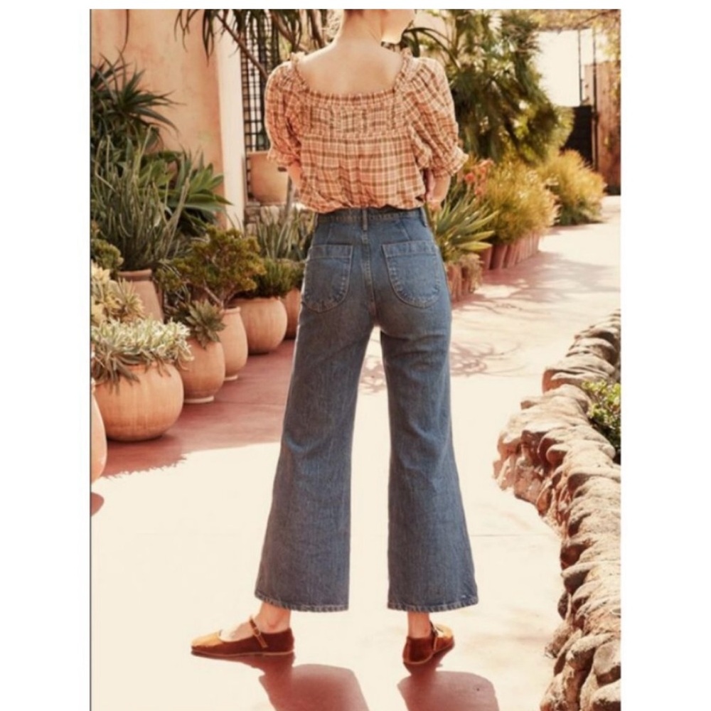 High-Waisted Blue Flare Jeans - Picture 4 of 5